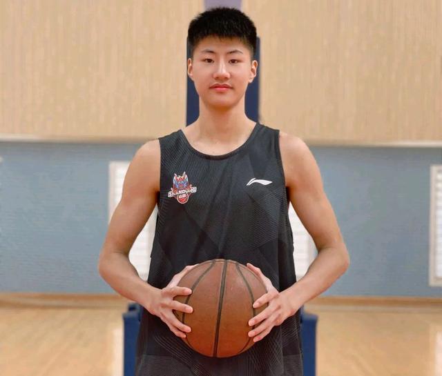  这也行？山东男篮围绕足总杯官宣签约梅西与30激战加拿大队分钟，窗口期休斯敦火箭官宣签约